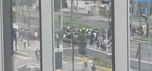 Una mujer muri&oacute; tras recibir dos impactos de bala cuando intentaron asaltarla en los exteriores de un centro comercial de la ciudad de Quito.