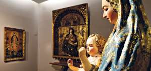 Advocaciones Marianas integra un centenar de obras entre pinturas, esculturas, plater&iacute;a, estampas y publicaciones, de casi tres siglos del per&iacute;odo colonial.