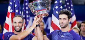 Los tenistas Sebasti&aacute;n Cabal (izquierda) y Robert Farah levantan su segundo trofeo en un torneo de Grand Slam.