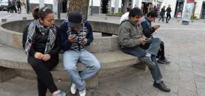 Los parques tambi&eacute;n son aprovechados por los ciudadanos para conectarse a internet gratuito que provee Etapa.