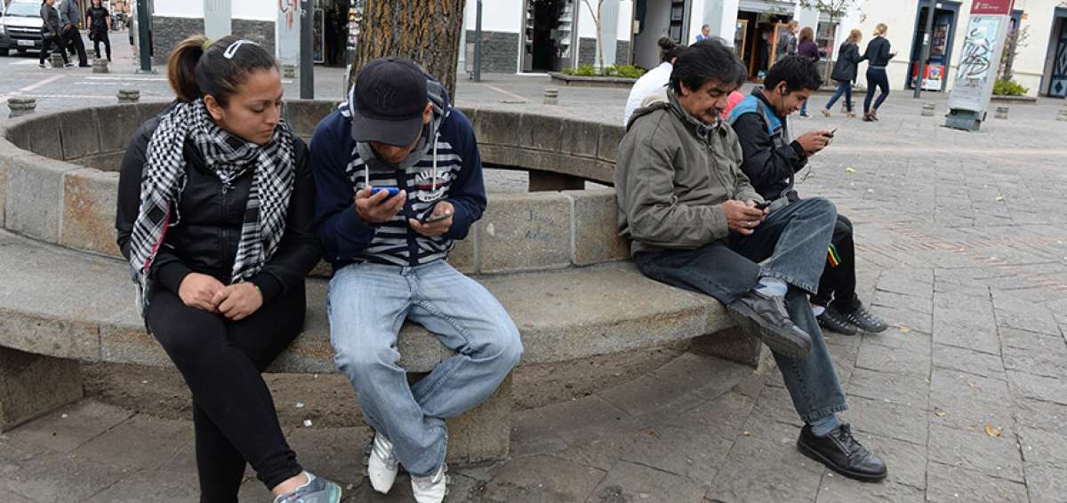 Los parques tambi&eacute;n son aprovechados por los ciudadanos para conectarse a internet gratuito que provee Etapa.
