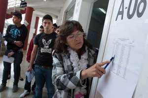 La coordinadora  toma lista a los estudiantes antes de que rindan  la prueba del ENES.