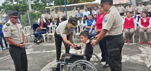 Las autoridades policiales de Catamayo, en Loja, otorgaron el grado de mayor a Carlos Manuel, de 14 a&ntilde;os, en una emotiva ceremonia.