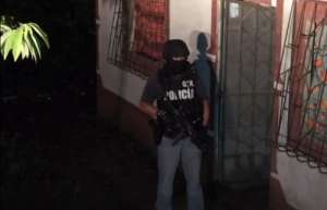 Los agentes especializados de la Polic&iacute;a realizaron varios allanamientos: Foto: Ministerio del Interior