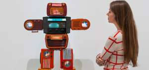 Robots, instrumentos musicales y hasta un &ldquo;jard&iacute;n&rdquo; de televisores forman parte del trabajo que se presenta en el Tate Modern.