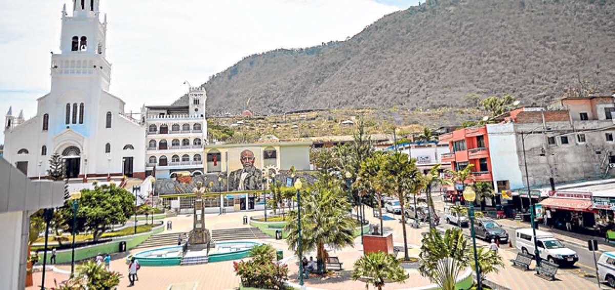 La plaza central de Montecristi es uno de los puntos m&aacute;s visitados por los turistas. Ah&iacute; destaca un mural del general Eloy Alfaro Delgado. FOTO: RODOLFO P&Aacute;RRAGA / EL TEL&Eacute;GRAFO