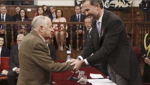 El escritor recibi&oacute; a sus 84 a&ntilde;os el Premio Cervantes de manos del rey Felipe VI. Foto: AFP