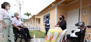 El presidente Len&iacute;n Moreno y Roc&iacute;o Gonz&aacute;lez inauguraron la nueva comunidad de Casa para Todos en El Carmen.