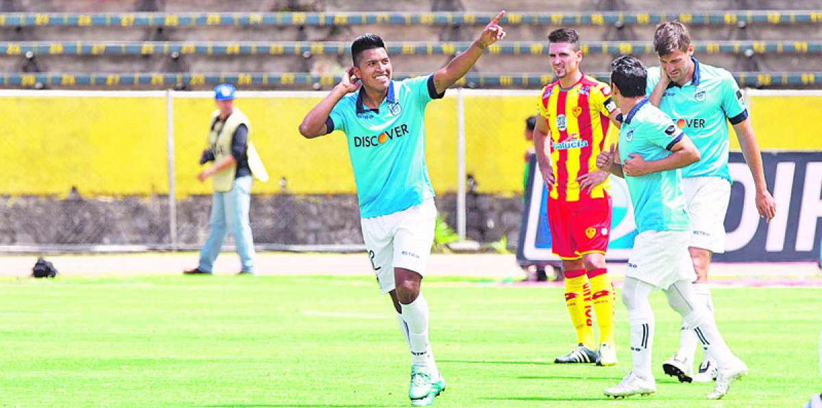 El delantero argentino Bruno Vides celebra el tercer y &uacute;ltimo gol de Universidad Cat&oacute;lica, ayer, ante Aucas. Fernando Sandoval / El Tel&eacute;grafo