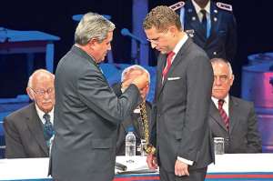 El presidente del Consejo Nacional Electoral (CNE), Domingo Paredes (izq.), tom&oacute; el juramento y posesion&oacute; al nuevo alcalde de Quito. Foto: John Guevara.