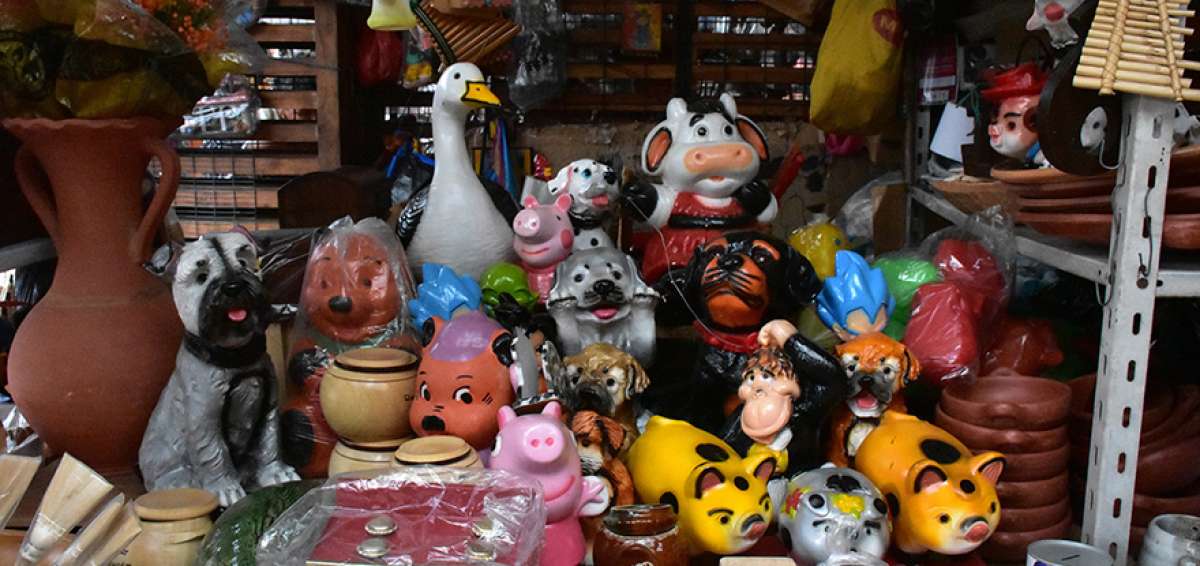En la Plaza Rotary de Cuenca a&uacute;n subsisten artesanos que confeccionan peque&ntilde;os juguetes en barro, lat&oacute;n y madera. Estos modelo de piezas fueron muy empleados en &eacute;pocas anteriores para diversi&oacute;n de los ni&ntilde;os en Azuay.  