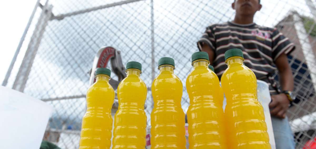 Los vendedores informales de jugos dicen que su actividad es una alternativa a la falta de empleo.