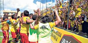 Los jugadores del equipo oriental celebraron con su hinchada el triunfo de ayer ante Macar&aacute;, en Ambato. Foto: Marco Salgado / El Tel&eacute;grafo.