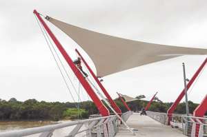 Melvin Gonz&aacute;lez instala las &uacute;ltimas l&aacute;mparas en una de las 8 toldas de descanso del paso peatonal de 840 metros de extensi&oacute;n. FOTO: William Orellana.