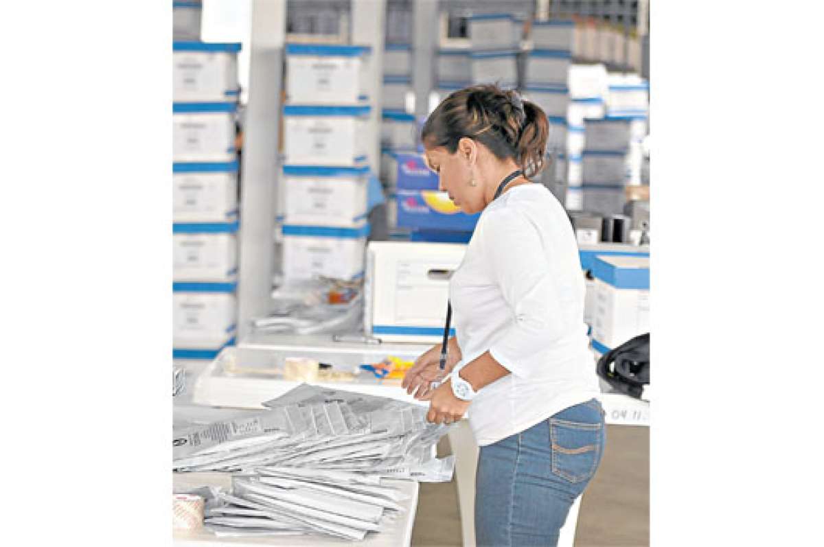 Los escrutinios avanzan muy lentamentamente, sobre todo en Guayas, donde se han producido desmanes en algunas localidades. Foto: Karly Torres