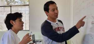 William Calvache, profesor de Lengua y Literatura imparte su clase a sus alumnos en la escuela Jos&eacute; Mart&iacute;.