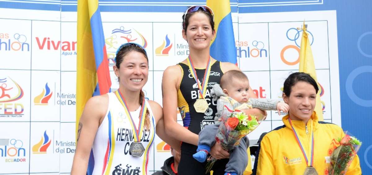 La ecuatoriana Elizabeth Bravo (centro) subi&oacute; al podio junto con su hijo Juan Francisco.