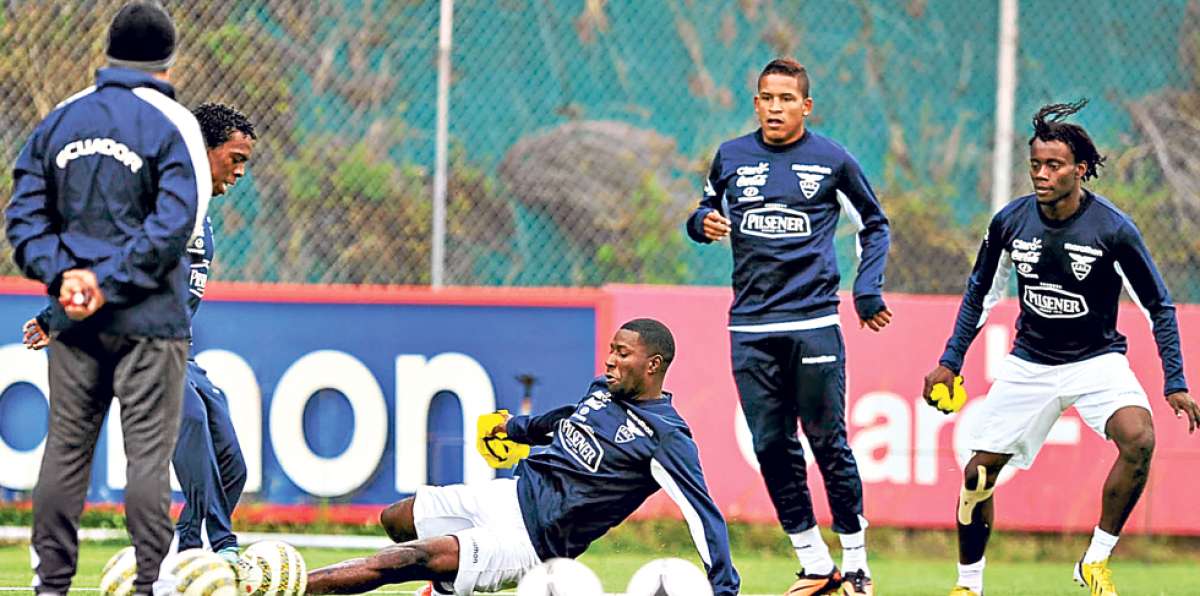 &Eacute;dison M&eacute;ndez (en el piso) integr&oacute; la n&oacute;mina de la selecci&oacute;n nacional que clasific&oacute; al Mundial de Brasil 2014. Foto: Archivo / El Tel&eacute;grafo