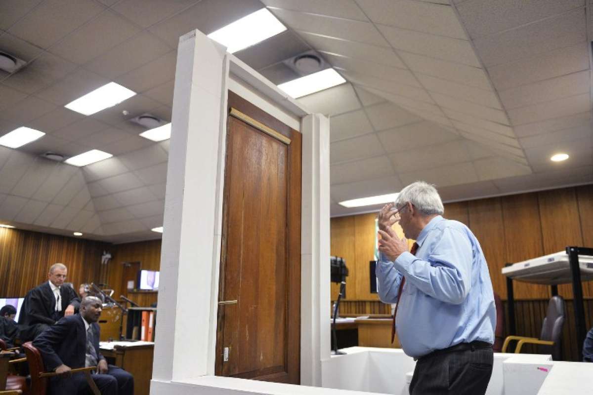 Wollie Wolmarans explica con una puerta como, para &eacute;l, ocurrieron los hechos. Foto: AFP