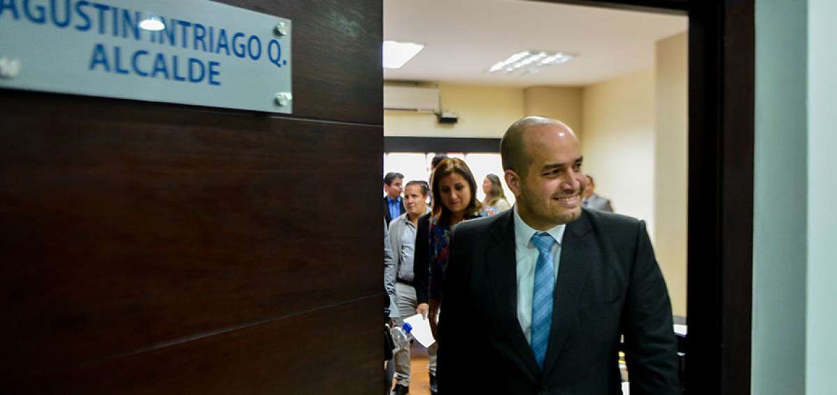 Antes de la investidura en p&uacute;blico, el alcalde de Manta, Agust&iacute;n Intriago, entreg&oacute; las acciones de personal a los nuevos directores departamentales. 