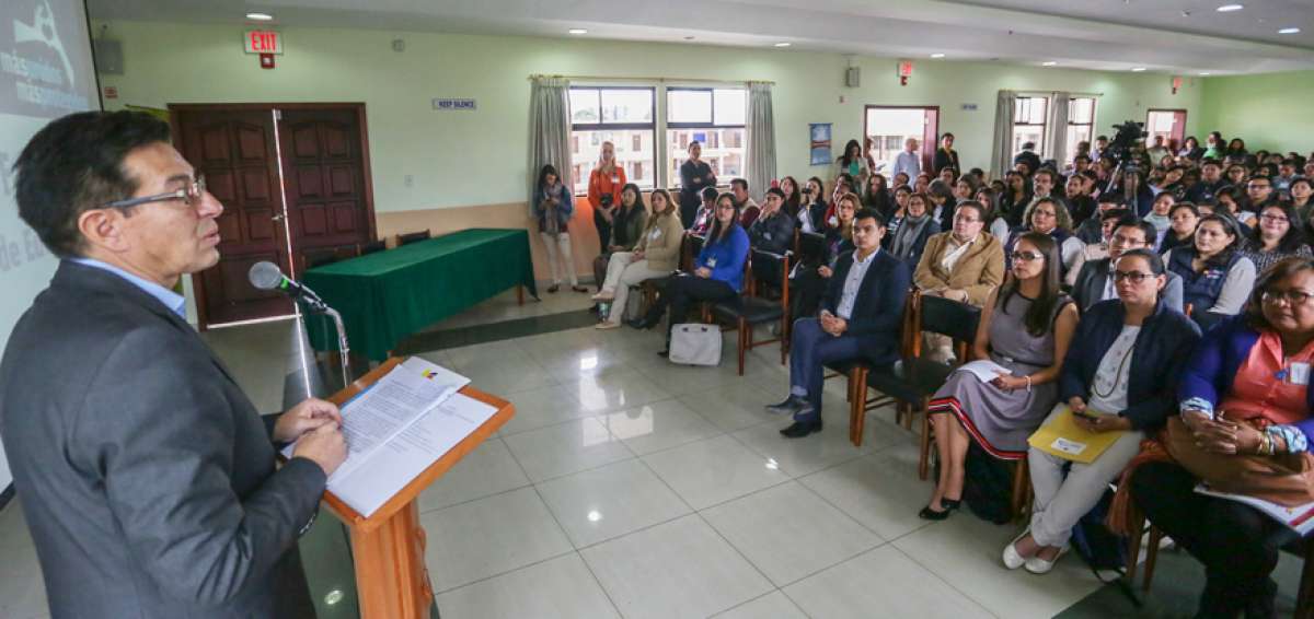 El ministro de Educaci&oacute;n, Fander Falcon&iacute;, dio la bienvenida a los profesionales en el primer d&iacute;a de taller sobre la prevenci&oacute;n de violencia en espacios escolares.