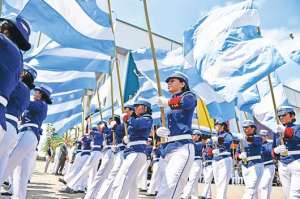 Guayaquil, desde temprano, fue homenajeada en su aniversario 479 con la parada militar y el preg&oacute;n. Foto: William Orellana.