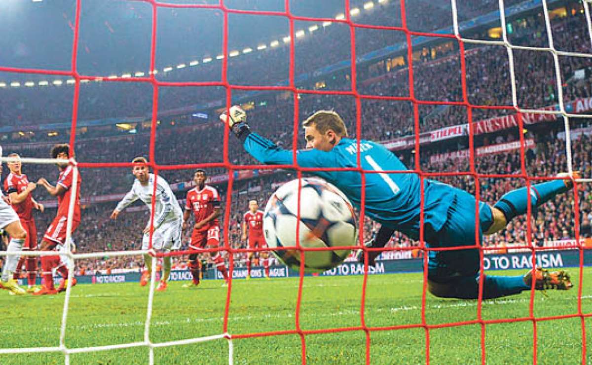 Momento en que el defensa Sergio Ramos (c) marca el segundo gol en su cuenta individual. Foto: AFP.