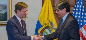 El canciller Jos&eacute; Valencia y el  viceministro de Estado, David Hale, en una reuni&oacute;n en Quito.