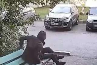 El hombre se levantó sin problemas, pese a la caída de tres pisos. 
