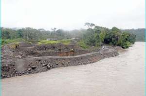 Un 22% de avance tiene la construcci&oacute;n del puente que se levanta sobre el r&iacute;o Zamora.  Foto: Cortes&iacute;a│Ecuador Estrat&eacute;gico