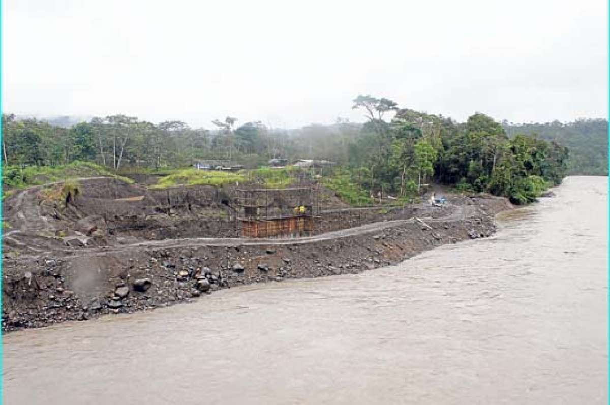 Un 22% de avance tiene la construcci&oacute;n del puente que se levanta sobre el r&iacute;o Zamora.  Foto: Cortes&iacute;a│Ecuador Estrat&eacute;gico