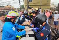 El piloto Cristian Armendáriz fue retirado de emergencia, tras el accidente en Guayaquil. 