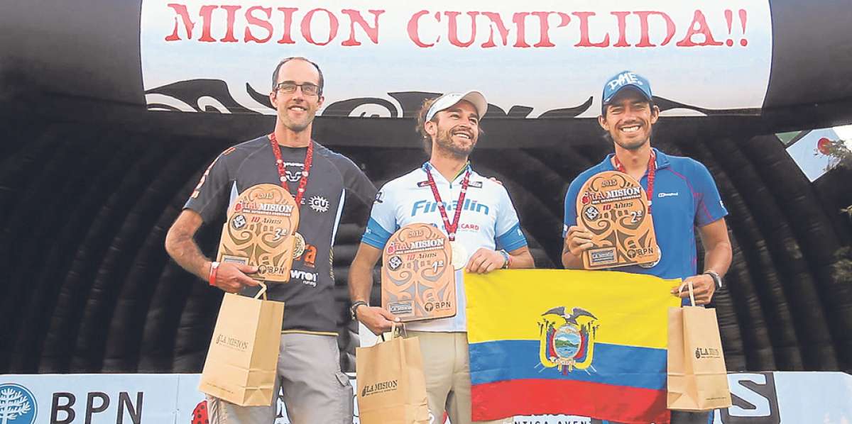 El deportista ecuatoriano Gustavo Cevallos (centro) junto a su compatriota Francisco Pinto (derecha). Foto: Cortes&iacute;a