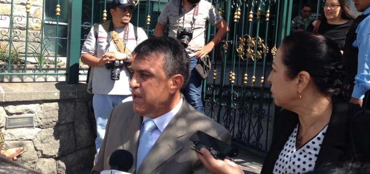 Ramiro Rom&aacute;n y su cliente, Patricia Ochoa, ofrecieron declaraciones tras conocer el borrador del informe.