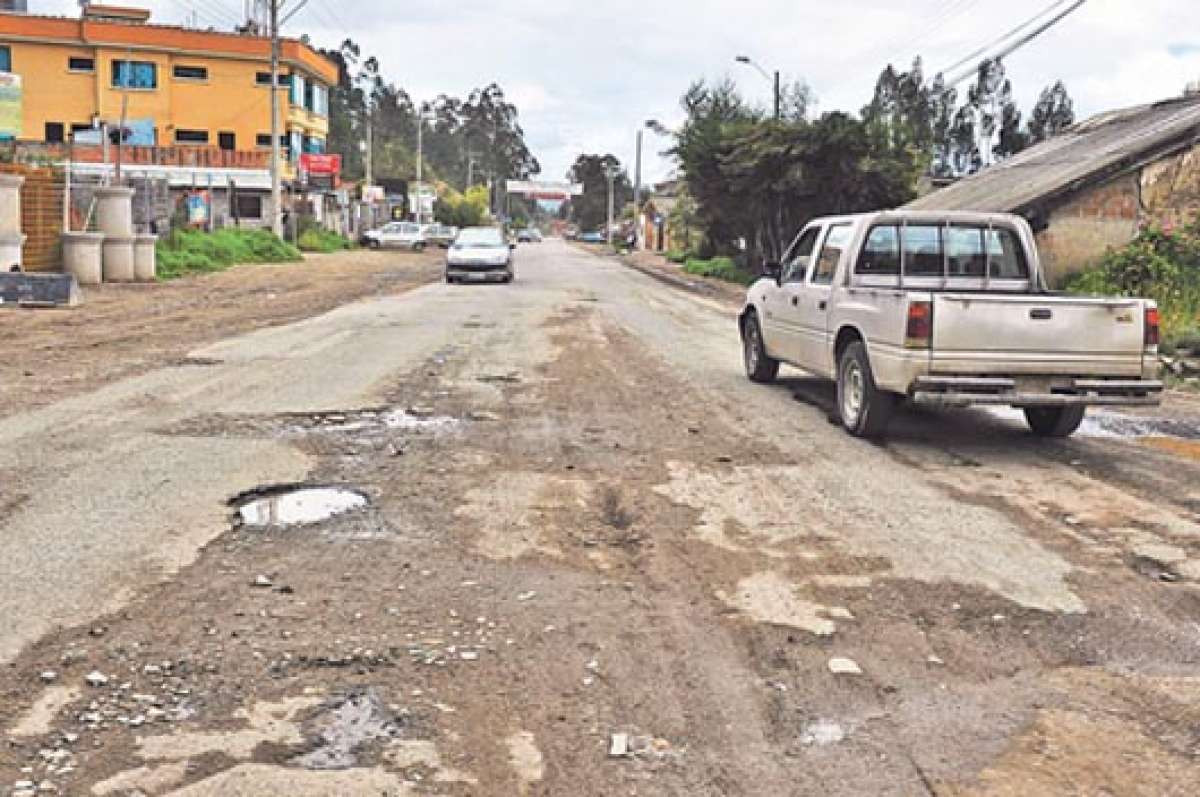En el sector de San Mart&iacute;n, los carros deben trasladarse por las aceras para evitar problemas al rodar. Aqu&iacute; se han producido accidentes. Foto: Jos&eacute; Luis LLivisaca |  El Tel&eacute;grafo