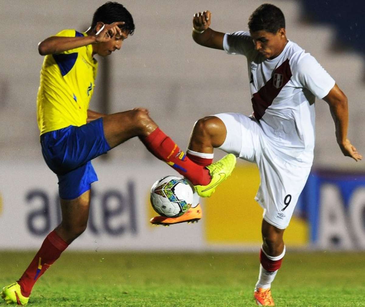 El delantero Alexander Succar fue el autor de los 2 tantos peruanos. Foto: Agencia AFP