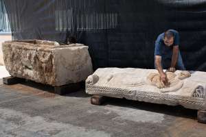 Constructores descubren sarc&oacute;fago de 1.800 a&ntilde;os en Israel 