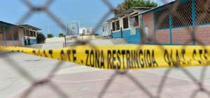 En el barrio 26 de Marzo, en Playas, en medio del dolor de sus familiares se velaban los restos de Mar&iacute;a Jos&eacute; Campoverde Beltr&aacute;n. Cerrado sitio de explosi&oacute;n.