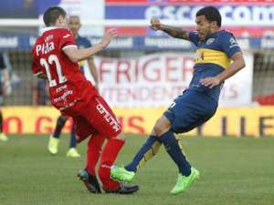 Tevez a salvo de sanci&oacute;n tras fracturar a rival en Argentina (Video)