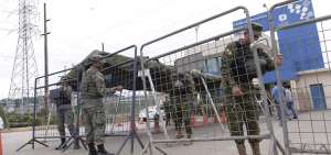 Miembros de las Fuerzas Armadas apoyan en los controles permanentes en los exteriores de la Penitenciar&iacute;a del Litoral. 