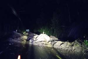 Un deslizamiento en la vía Calacalí-La Independencia obstaculiza el tránsito vehicular.