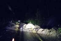 Un deslizamiento en la vía Calacalí-La Independencia obstaculiza el tránsito vehicular.