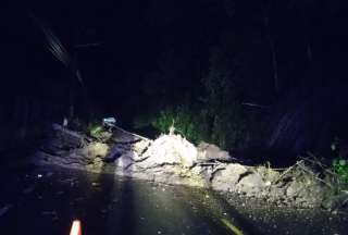 Un deslizamiento en la vía Calacalí-La Independencia obstaculiza el tránsito vehicular.