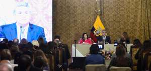 El Presidente junto a su esposa, Roc&iacute;o Gonz&aacute;lez de Moreno, e Iliana Viteri, docente universitaria, presentaron la exposici&oacute;n ayer en Carondelet.