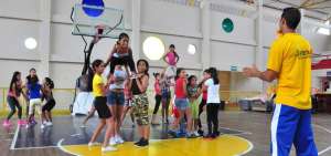 Ni&ntilde;os y j&oacute;venes aprovechan las vacaciones para practicar deportes, pero tambi&eacute;n para leer.