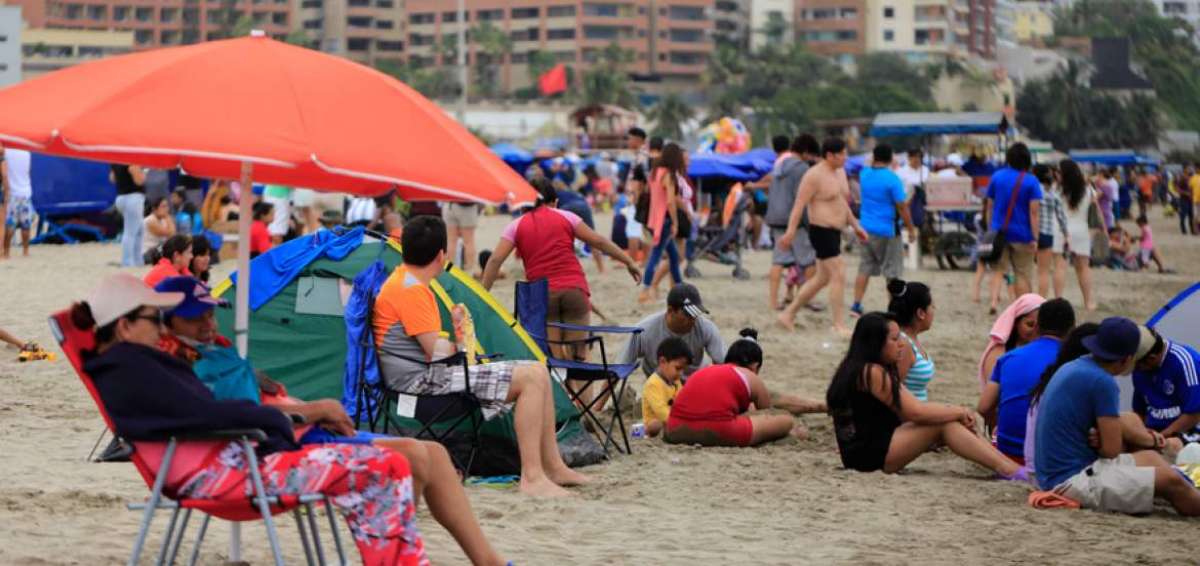 Turistas disfrutan del mar en este feriado