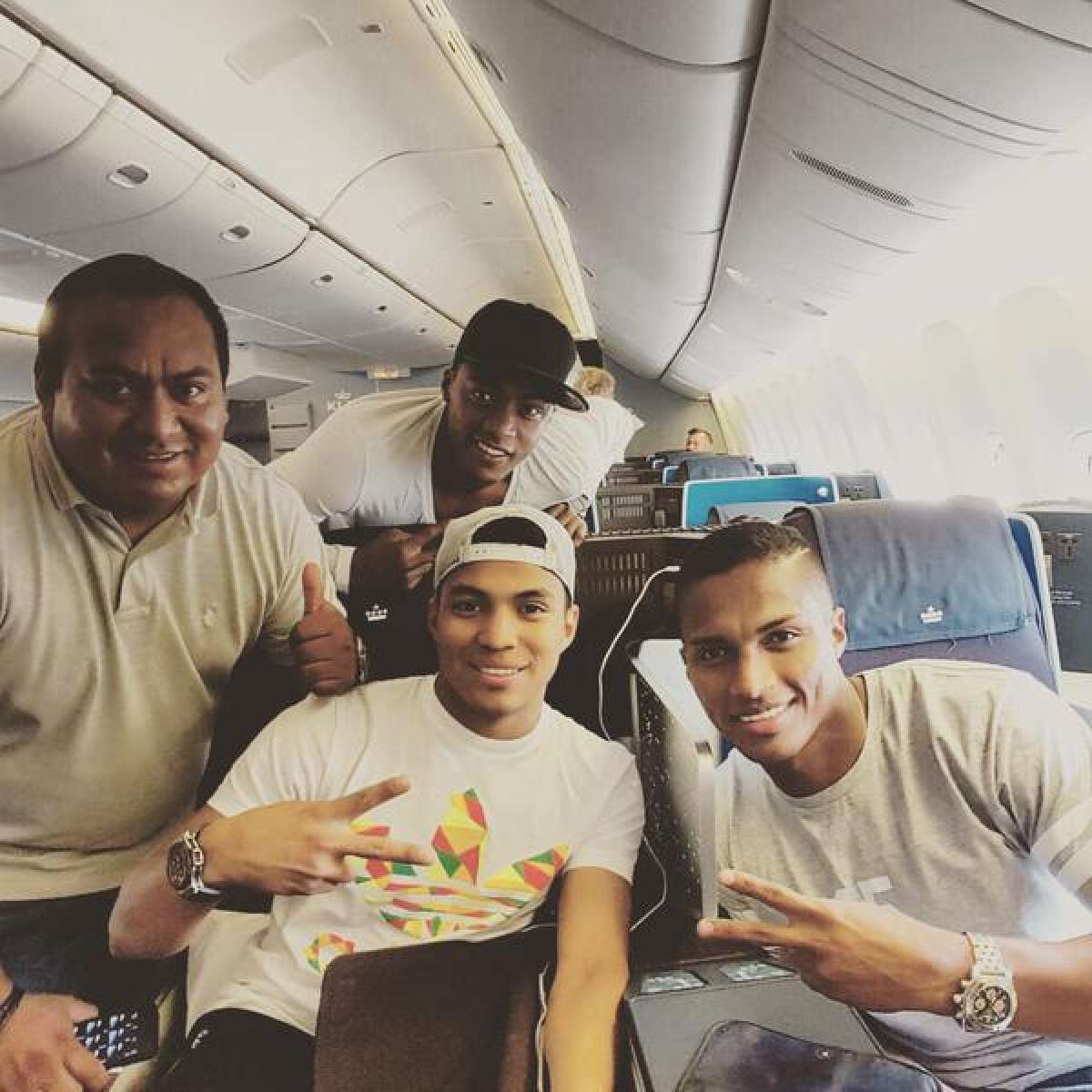 Los futbolistas llegaron pasada las 14:00 a la capital. Foto: @JeffMONTERO23