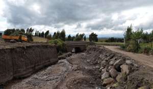 El deshielo del Chimborazo caus&oacute; un deslave que baj&oacute; por la quebrada Cuchara Mama. El torrente de lodo, rocas y ramas continu&oacute; hasta la comunidad Chuquipogio, en la parroquia San Andr&eacute;s en Guano.