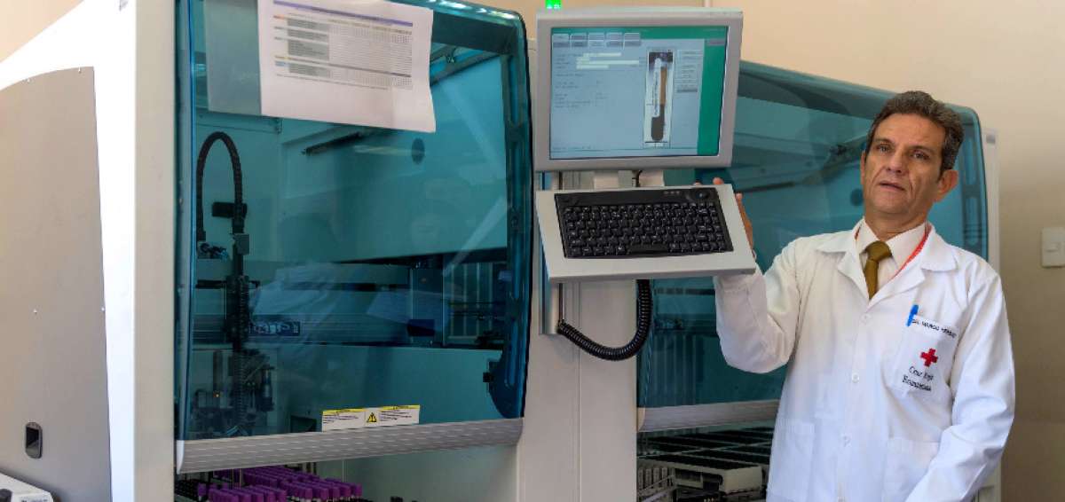 Marco Herdo&iacute;za, director t&eacute;cnico del Hemocentro Nacional, explica c&oacute;mo operan las maquinarias de la entidad.