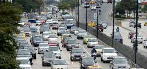 La circulaci&oacute;n de veh&iacute;culos particulares ya no tendr&aacute; limitaciones desde este lunes, pero los taxis mantendr&aacute;n el aforo l&iacute;mite de 3 pasajeros m&aacute;s el conductor.
